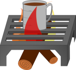 Kaitlenčių gedimai, ant metalinių grotelių stovi skardinis puodelis, po jomis dega laužas ir šildo puodelio turinį